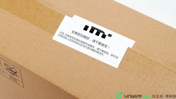 包裝盒與貼紙標籤的特寫圖像.
