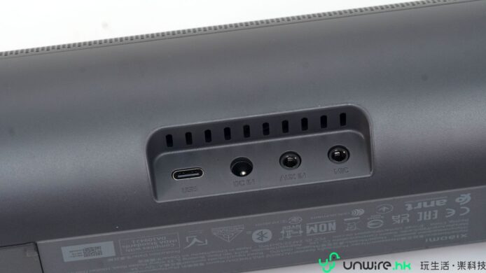 電腦背面多個連接埠，包括USB、音訊和顯示輸.