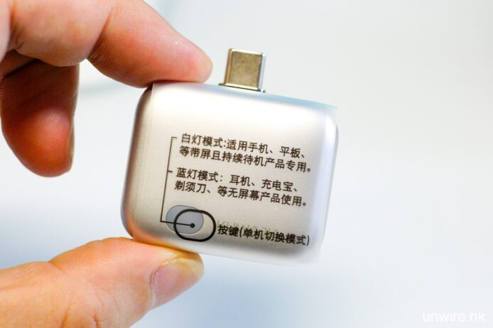 便攜式自動拔出充電器,兼容智能手機與藍牙耳機.
