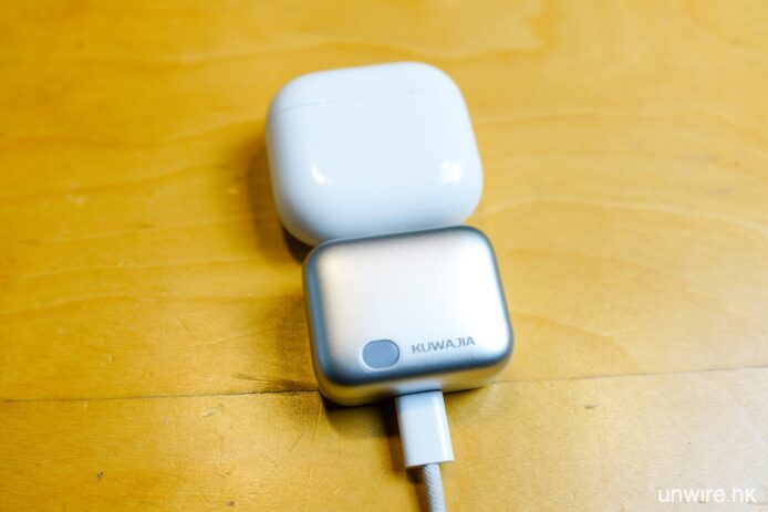 充電線與自動拔出器展示.