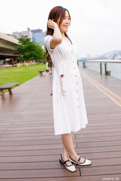 便攜 Dyson HushJet Mini Cool 風扇在戶外散步.