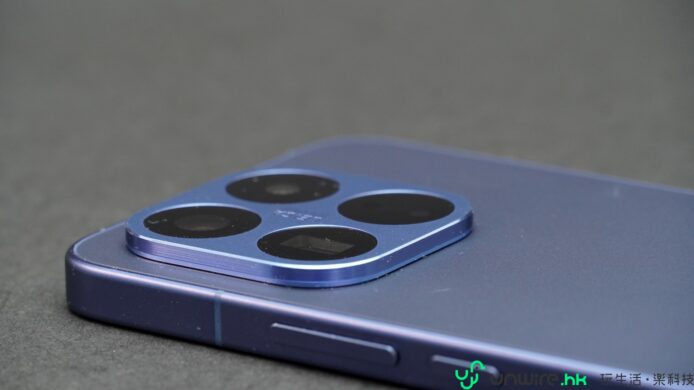 藍色iPhone 14 Pro Max手機,展示其四攝像頭設計.