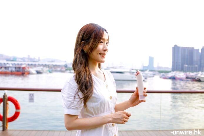 輕便Dyson HushJet Mini Cool風扇,適合戶外使用,展示其便攜設計與時尚外觀。.