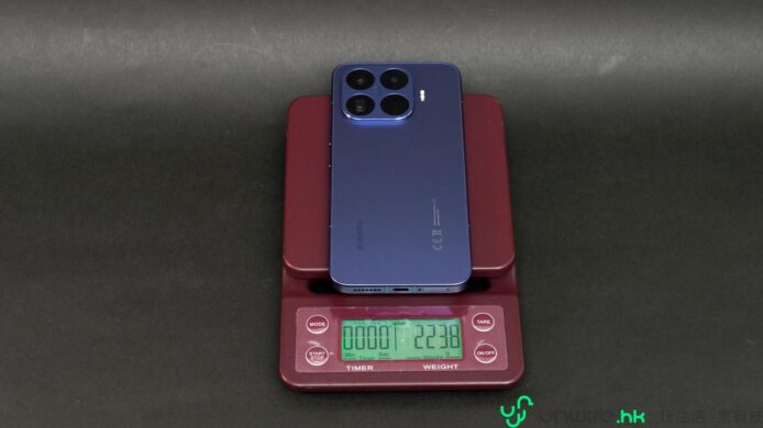 智能手機放在電子秤上顯示重量和時間.