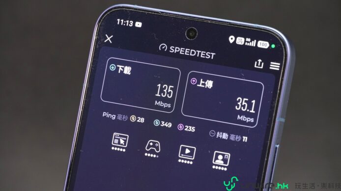 ALT標籤:手機顯示高速網絡測試結果,下載135.