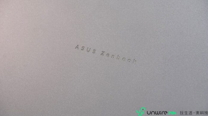 華碩 ZenBook 筆記本電腦的側面，展示其輕薄設.