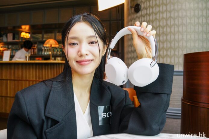 耳機與女性服務員.