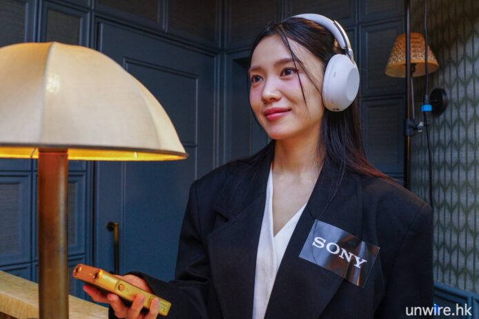 女仕佩戴索尼耳機享受音樂.