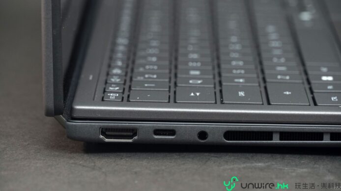 筆記本電腦側邊接口，包括USB-C和耳機插孔.