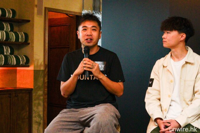 科技分享會現場活動,兩位年輕男士在台上討.