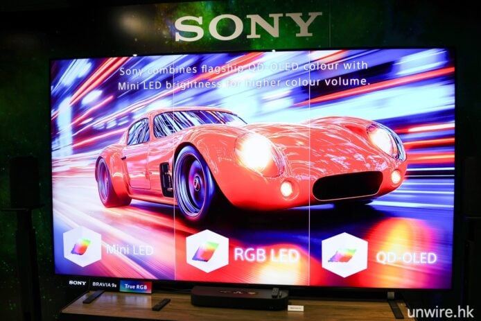 索尼 OLED 電視展示高速動態畫面.