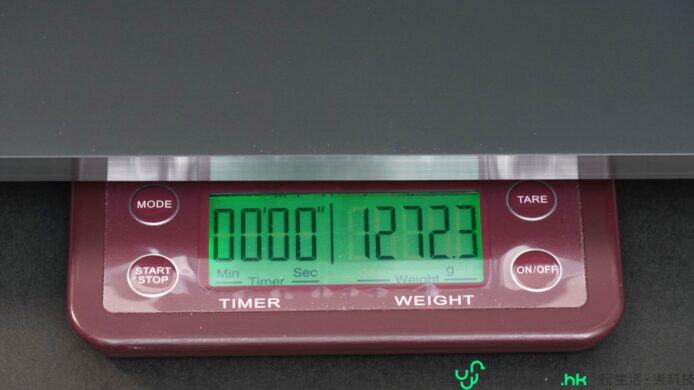 數碼秤顯示1272.3克，適用於精確測量食材或其.