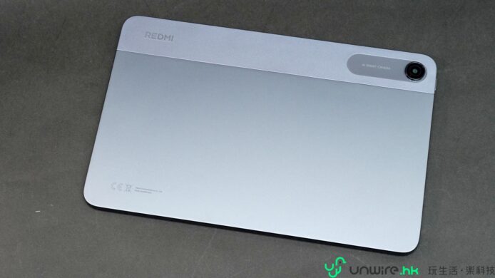 Redmi手機背面,展示其簡潔設計與相機模組.