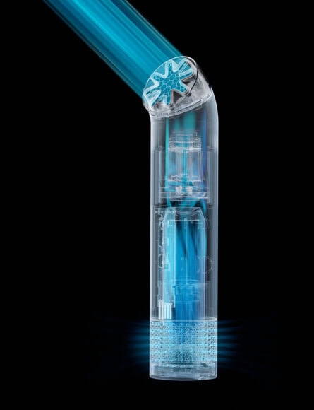 便攜 Dyson HushJet Mini Cool 風扇,展示其內部結構與風扇葉片設計,強調其便攜性與高效冷卻功能。.