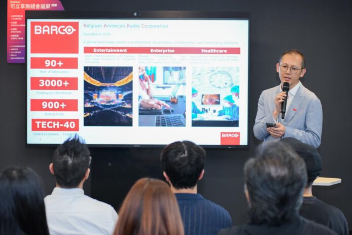 高解析度會議顯示屏幕，展示企業數據與圖像.