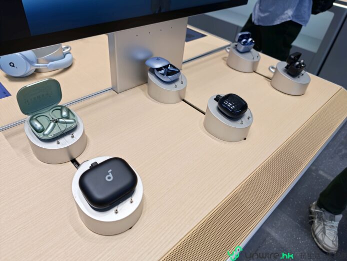 無線耳機與智能手錶展示，科技新品陳列於展.