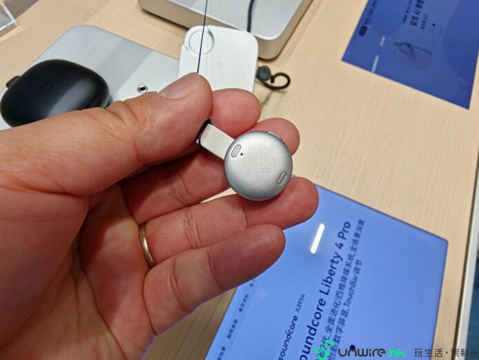 耳機充電器特寫,便攜式無線耳機充電盒.