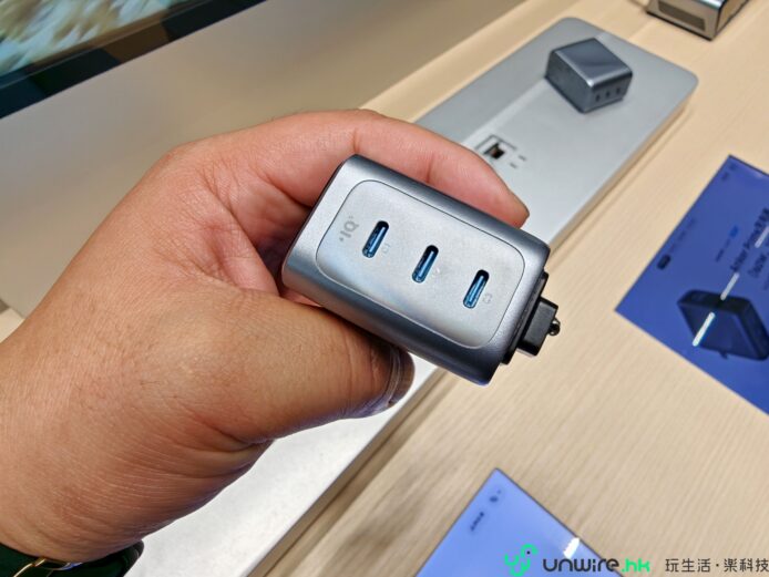 多口USB充電器展示,適用於多設備快速充電。.