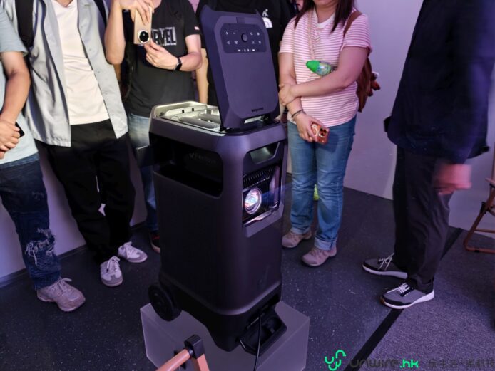 智能巡邏機器人演示,展示先進的安保技術與.