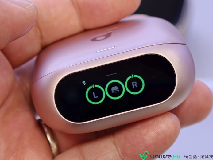 耳機充電盒與控制界面，展示左右耳機的連接.