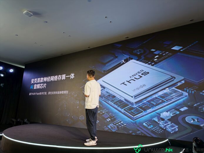智能手機與電腦芯片展示，強調科技創新與高.