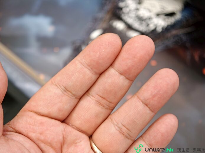 手指特寫,展示皮膚細節與指紋清晰度.