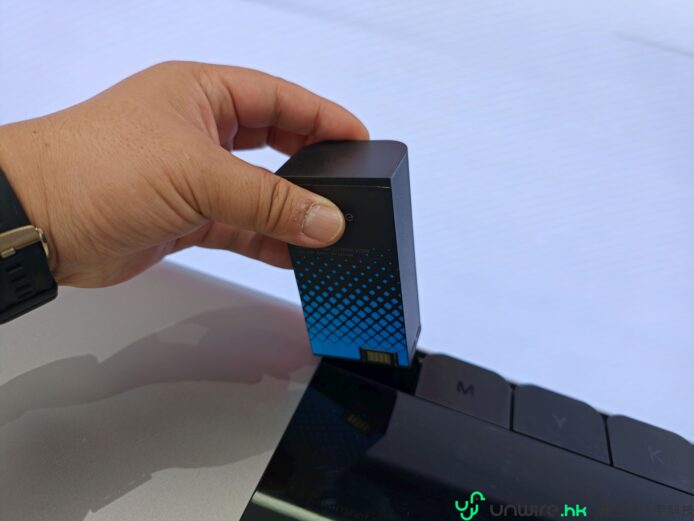 ALT標籤:手持智慧型電池充電器插入筆記本電.