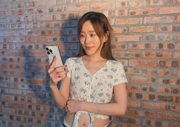 手機自拍女仔,年輕女性用智能手機拍照,背.