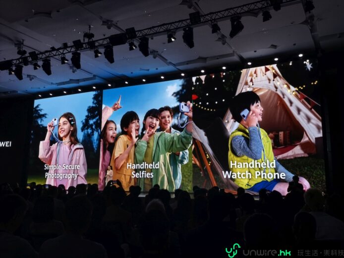 ALT標籤:多人用手機自拍,展示手機攝影樂趣.