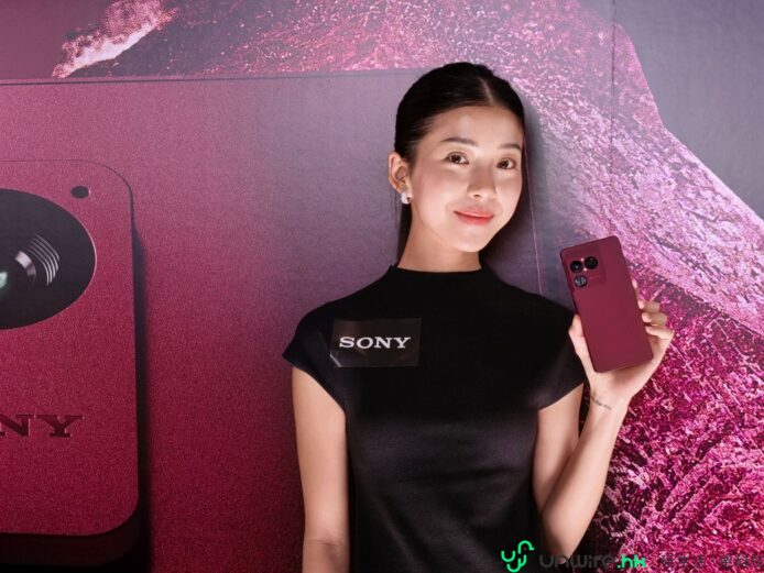 索尼 Xperia 1 VIII 手機展示,女性模特手持粉色手機,背景為粉紅色主題,展示手機設計與手感。.