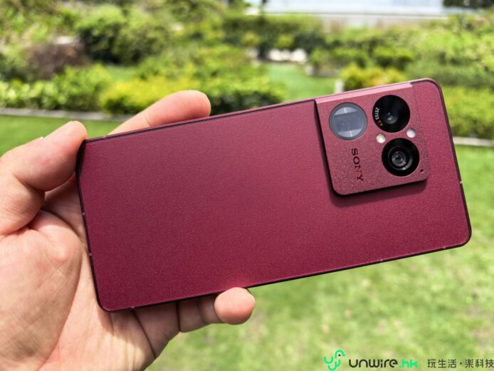紅色Sony Xperia 1 VIII手機特寫.