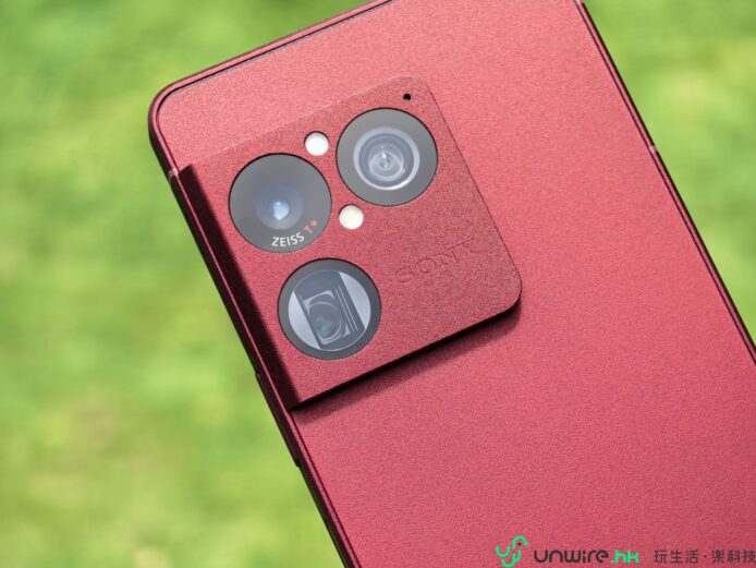 紅色Sony Xperia 1 VIII手機背面特寫.