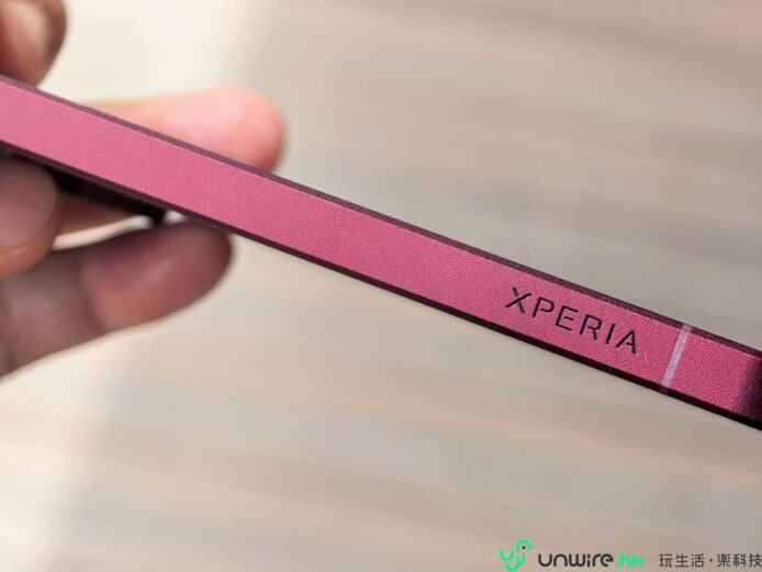 精美粉色Xperia 1 VIII手機側面特寫.