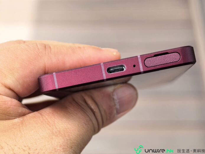 礦石塗層Sony Xperia 1 VIII手機側面細節.