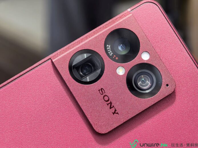華麗粉色Sony Xperia 1 VIII手機背面，三鏡頭相機設計，礦石塗層手感佳，適合拍攝和日常使用.