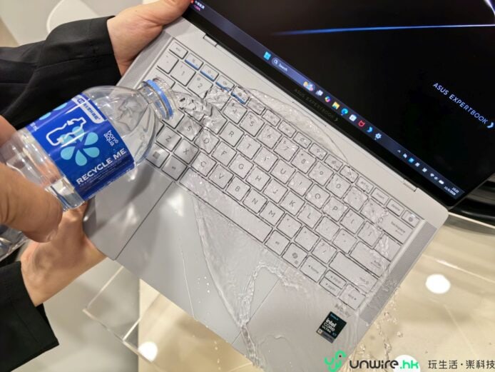 ASUS ExpertBook Ultra 輕薄耐用筆記本.