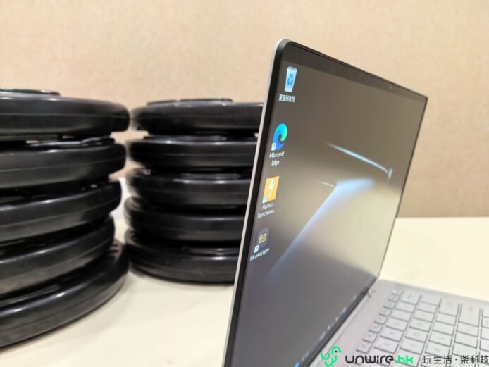 輕薄堅固的 ASUS ExpertBook Ultra 筆記本電腦展示.