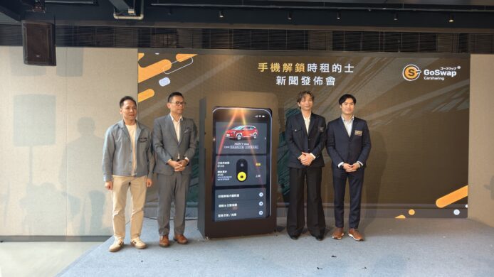 ALT標籤:四位男士在手機展覽中展示新型手機.