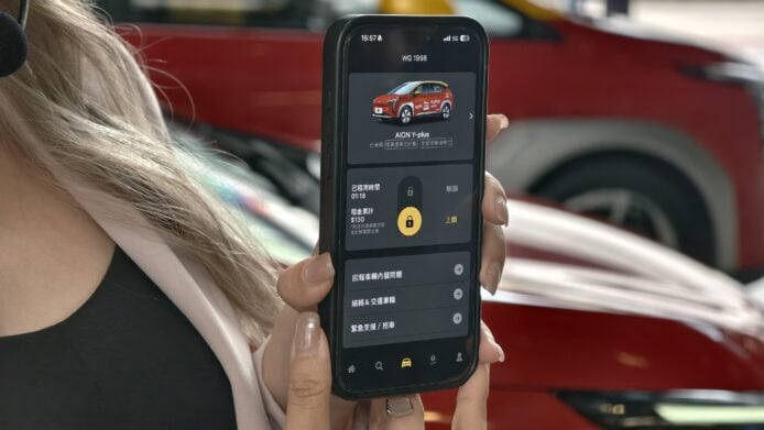 智能車輛控制手機界面，展示遠程鎖車功能。.