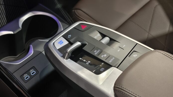 車內控制面板與座椅細節.