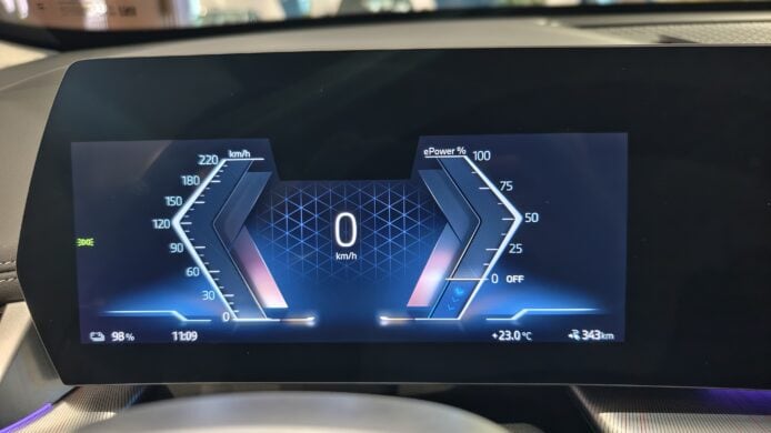 電動車數碼儀表板顯示屏，展示速度、電量和.