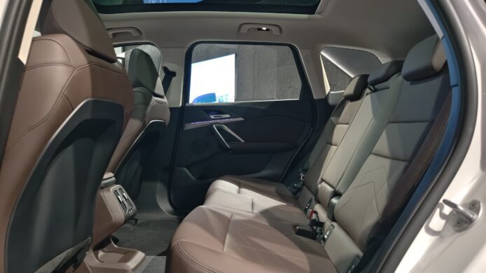 豪華車內部座位與控制面板.