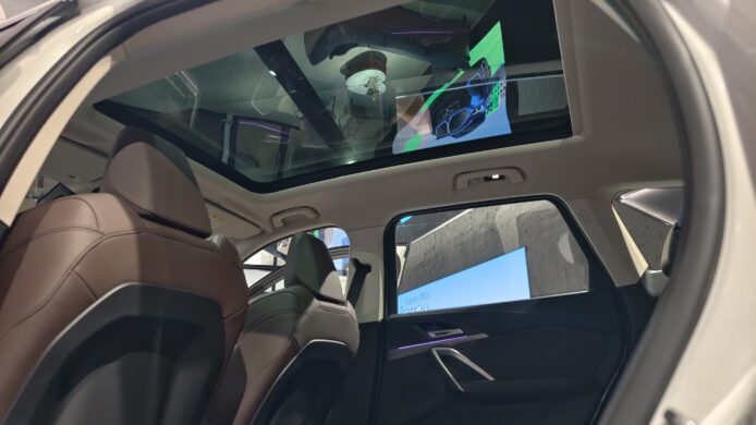 電動車內部配備高科技儀表板與全景天窗.
