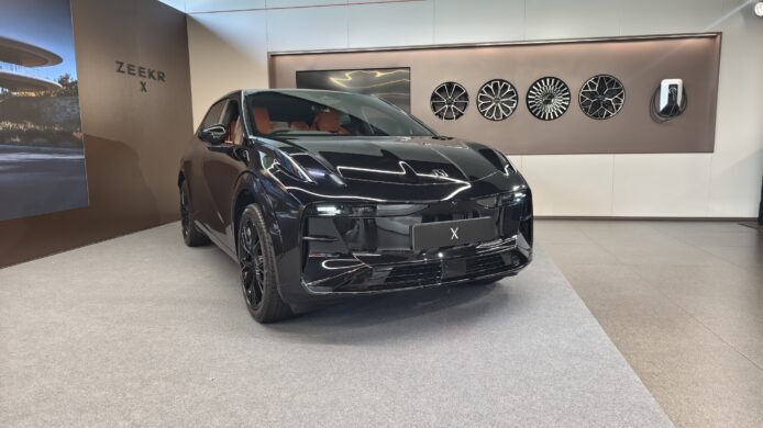 特斯拉 Model X 電動SUV展示,黑色車身配備先進.