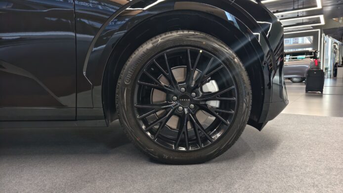 Tesla 電動車輪圈特寫,展示高性能黑色輪圈設.