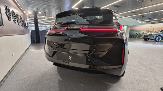 電動車後視圖,展示先進設計與流線外形.