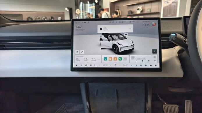 電動車內部配備高科技觸控屏幕,展示車輛資.