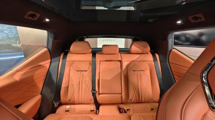 豪華車內座位,橙色皮革內飾,舒適且高端,.
