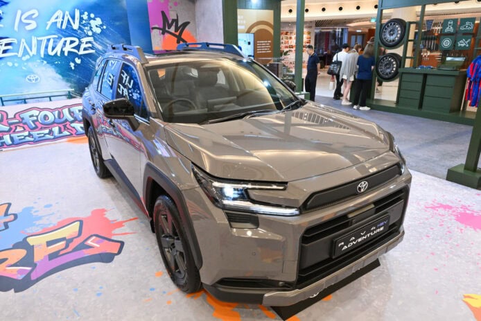 ALT：Toyota RAV4 電動SUV在展覽中展示，適合城市.