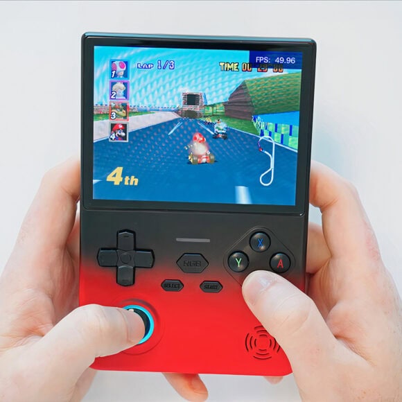 掌上遊戲機玩馬力歐卡丁車.